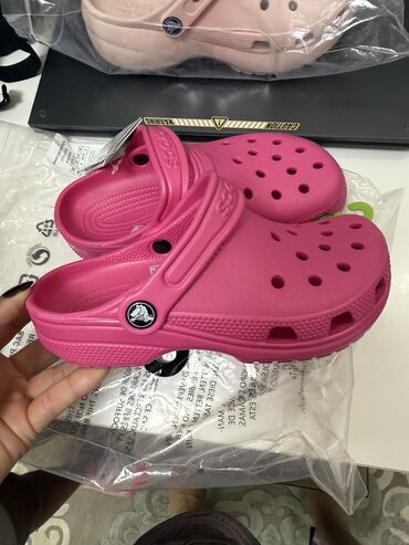 Другая женская обувь: Crocs - новые 
Размер : 34/35