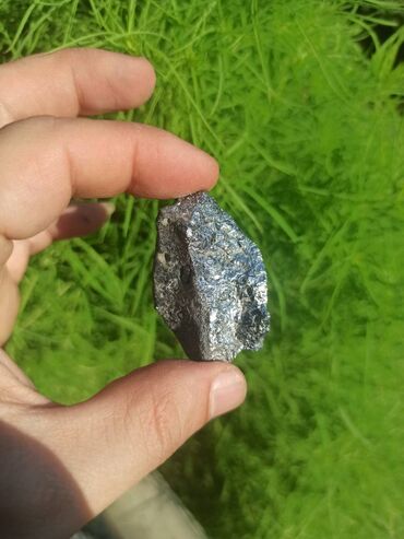 Digər kolleksiyalar: Təbii Galen daşı. Tamamilə təbii, emal olunmamış gümüşü-metalik — 14