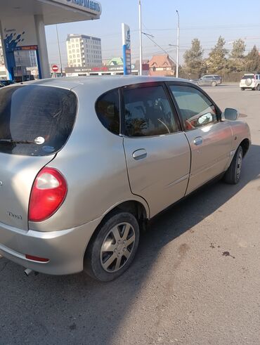 Toyota: Toyota Дуэт: 2000 г., 1 л, Автомат, Бензин, Седан