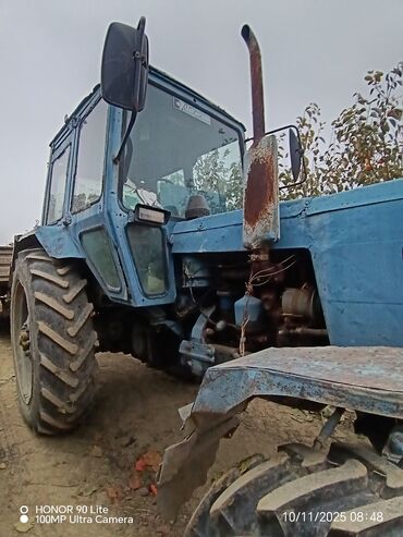 Traktorlar: Mavi rəngli təkərli kənd təsərrüfatı traktoru - Universal kabinəli — 1