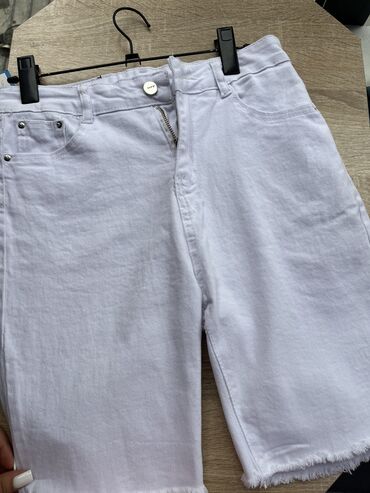 женские джинсовые шорты с гипюром: Повседневные шорты