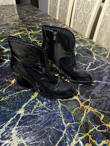 ağ botilyonlar: Məhsul: Qadın qısa çəkmələri - Rəng: Qara, parlaq laklı səth - Model