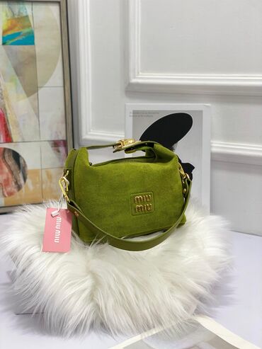 qadin pencekleri: Çiyin çantası, Miu Miu