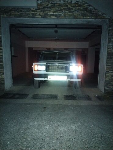 VAZ (LADA): VAZ 2107, ağ rəngdə sedan Xüsusiyyətlər: - Kuzov: 4 qapılı sedan, ağ — 9