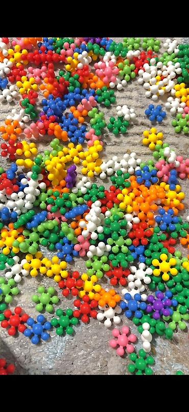 Модульные покрытия, пазлы: Конструктор «Снежинки» из разноцветных пластиковых деталей в одном — 17