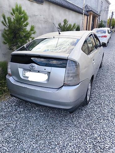 prius qranat: Toyota Prius, gümüşü rəng, 5 qapılı hibrid hetçbek. Texniki — 3