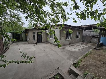 Продажа коттеджей и домов: -Срочно продается двух комнатная квартира в барачном доме, вход — 1