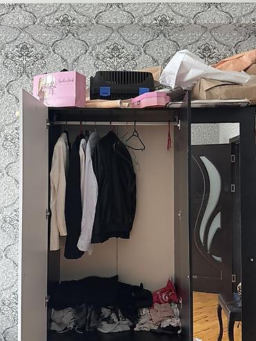 borular: Üç qapılı paltar şkafı - Rəng: ağ və qara kombinasiya - Ön hissə — 1