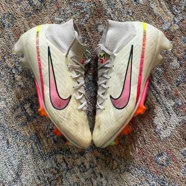 спортивные костюмы для тренировки: Футбольные бутсы Nike Mercurial с высокими носками-манжетами. - Тип