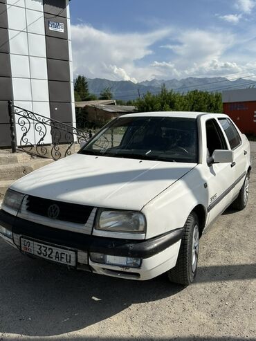 дополнительный свет: Белый седан Volkswagen Vento, модель 3-го поколения, идеально