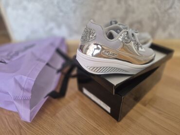 женские беговые кроссовки adidas: Размер: 38, цвет - Серый, Новый