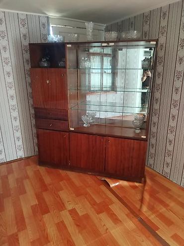 utu masası qiymetleri: Evinizə klassik bir toxunuş qatacaq qəhvəyi rəngli taxta vitrin şkaf — 1