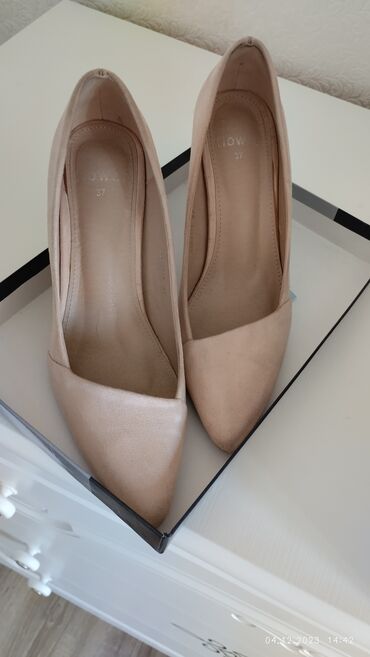 женские зимние обувь: Туфли 37.5, цвет - Бежевый