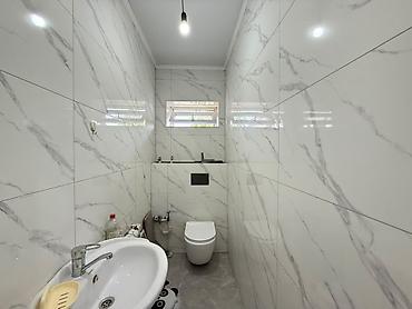Продажа коттеджей и домов: 4 комнаты, 200 м², 8 соток, Бишкек, Собственник — 15