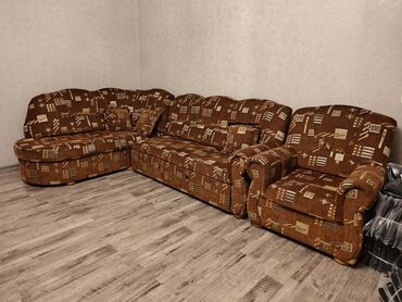 диван с подушками: Бурчтук диван, түсү - Күрөң, Колдонулган