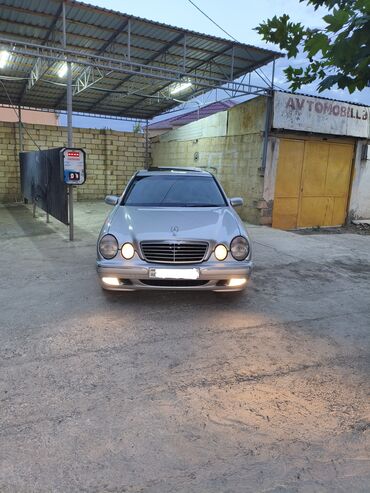 Mercedes-Benz: Mercedes-Benz E 220: 2.2 l | 2002 il Sedan — 3