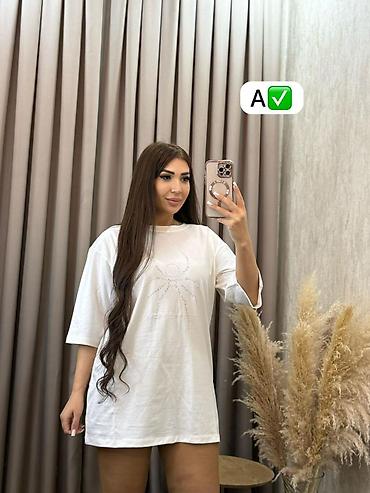 oversize tshirt: Qadın T-shirt kolleksiyası - Modellər: - Qara oversize T-shirt – ön — 8