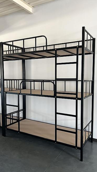 bunk bed: Металлическая трехъярусная кровать черного цвета. Каркас кровати — 2