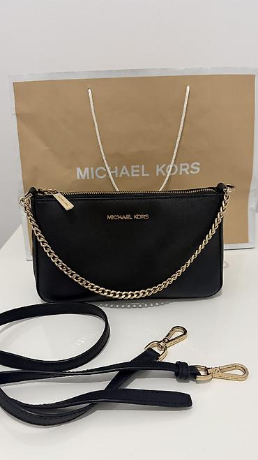 Original Michael Kors torba. Dobija se uz nju i crni deblji kais, pa