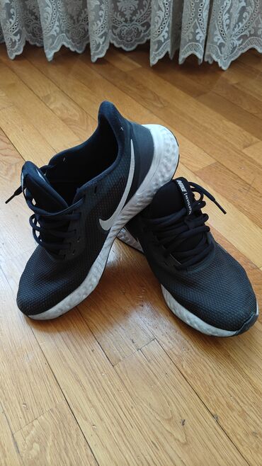 kiçik dabanlı ayaqqabı: Nike revolution. Original 40.5 ölçü. İstifadəyə yararlı, dabanı ustaya