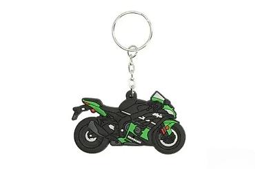 mon torbe: Privezak za ključeve u obliku motora Kawasaki Ninja. Izrađen je od — 1