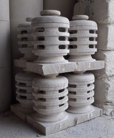 Bitkilər üçün dibçəklər: Ağ rəngli, daşdan hazırlanmış dekorativ güldan, bağlar, parklar və ya — 21