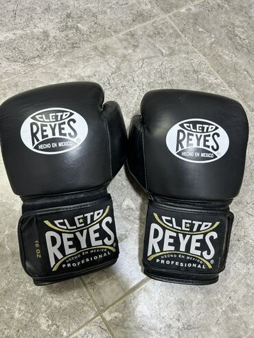 перчатка бокс: Черные боксерские перчатки CLEYTO REYES из натуральной кожи, размер 16