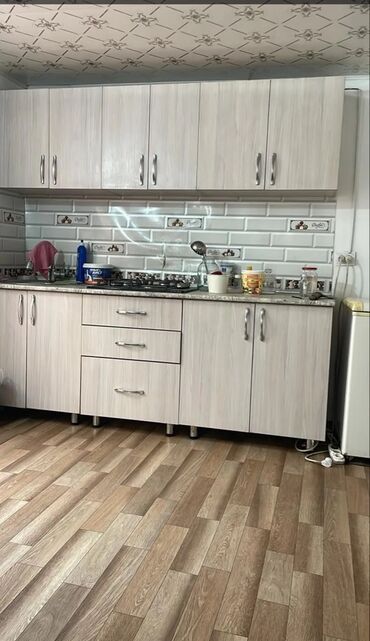 дом жибек жолу: 🏡 Сдаётся просторная комната-студия Площадь: 3×7 м, уютная, светлая