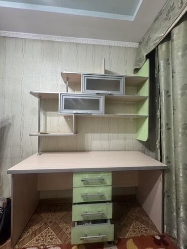 стол компьютерный письменный: Компьютердик үстөлү, Текчелери бар