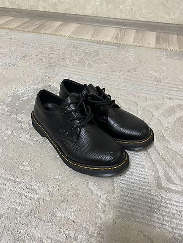 вулкани: Мужские классические ботинки Dr. Martens 1460, изготовлены из — 1