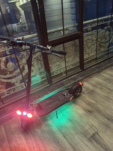 Nərdlər: Qara rəngli elektrik skuter.800 ə alınıb 1 həftə sürülüb skuterin