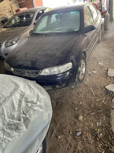 velike masne za auto cena: Opel Vectra B limuzina u neispravnom stanju, na auto je pukao kais i