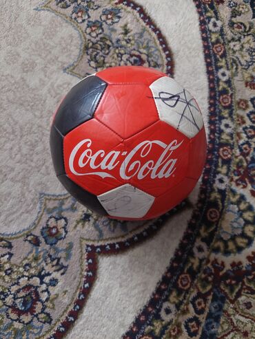 kafa topu: Gence Kepez Fk oyunçusunan verilmiş topdur. imzalarida var üsdünde