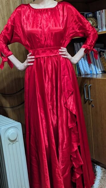 длинное красное платье с разрезом: Вечернее платье, Длинная модель, Атлас, С рукавами, S (EU 36), M (EU 38)