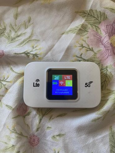 netis modem: Bu, rəqəmsal ekranı olan kompakt bir mobil hotspot cihazıdır. Cihaz