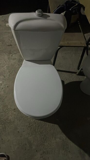 Bra, divar lampaları: Şüşə kölgəli, şirli metal əsaslı, dekorativ qızılı detallı bir divar — 18