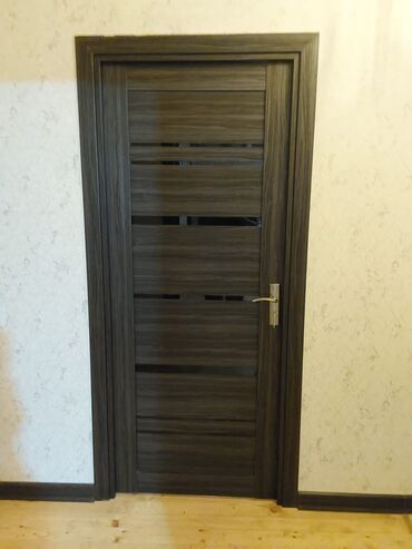 Arakəsmə qapılar: *6 ədəd qapi satilir* *qiyməti (biri) 60 ₼ ünvan Binə* *zu904637*Bu