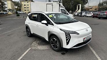 машина электрические: Электромобиль GAC Aion Y (кроссовер/MPV, 5 дверей), белый цвет кузова — 3