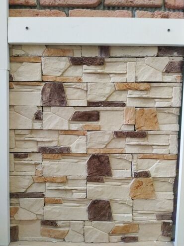 qapi desteyi: Dekorativ süni daş panellər – qarışıq ölçülü daş teksturası ilə. -