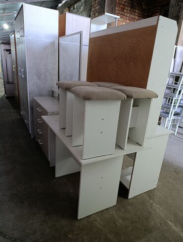 Шкафы для одежды: Шкафы-купе/распашные и табуреты с мягким сиденьем Описание: - — 5