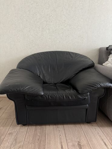 черный кожаный диван: Цвет - Черный, Б/у