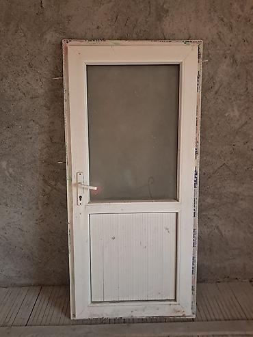 Evdən çıxma Plastik Qapıdı qırığı deşiyi yoxdu Ölçüsü 185x86