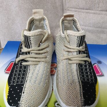 Детская обувь: Продаю детскую обувь: 1. Кросовки б/у фиолетовые/ комбинированные — 5