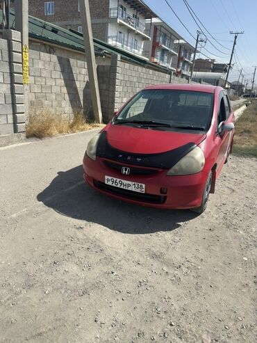 машына автомат: Красный автомобиль Honda Fit с компактным кузовом, идеально подходящий