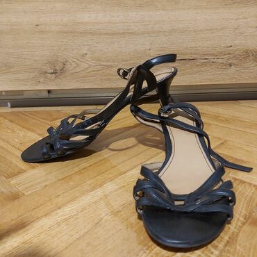 Crne sandale sa malim potpeticama. veličina 36. ESPRIT. potpetica 4 cm