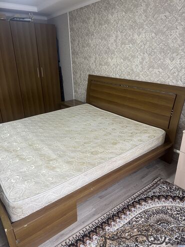 мебель карагач: Двуспальная кровать, Б/у, С матрасом, длина - 200 см