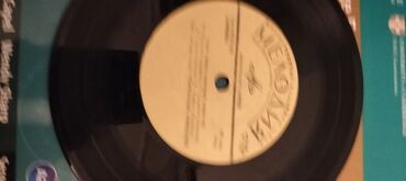 Vinil vallar: Vinil plastinkalar satılır. Bir ədədi 20 manat — 15