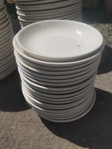 dish sets: Комплект: металлический каркас-шкаф и партия белых столовых тарелок — 5