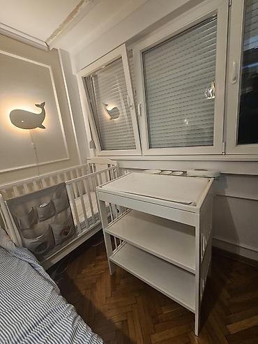 metalac posuđe za decu: Drveni sto za presvlačenje bebe, bela boja. - Prostrana radna — 4