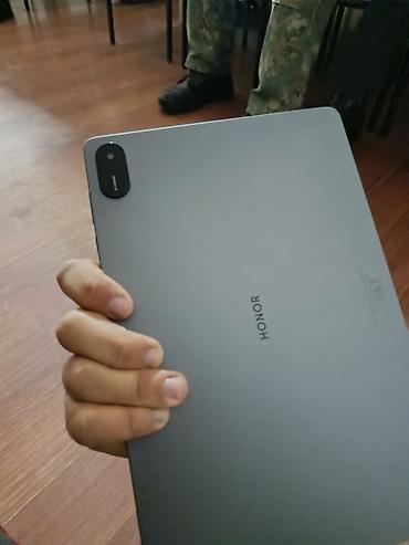 samsung tab a9: Planşet – nazik metal gövdə, tünd boz rəng - Təxmini 10–11 düym tam — 7
